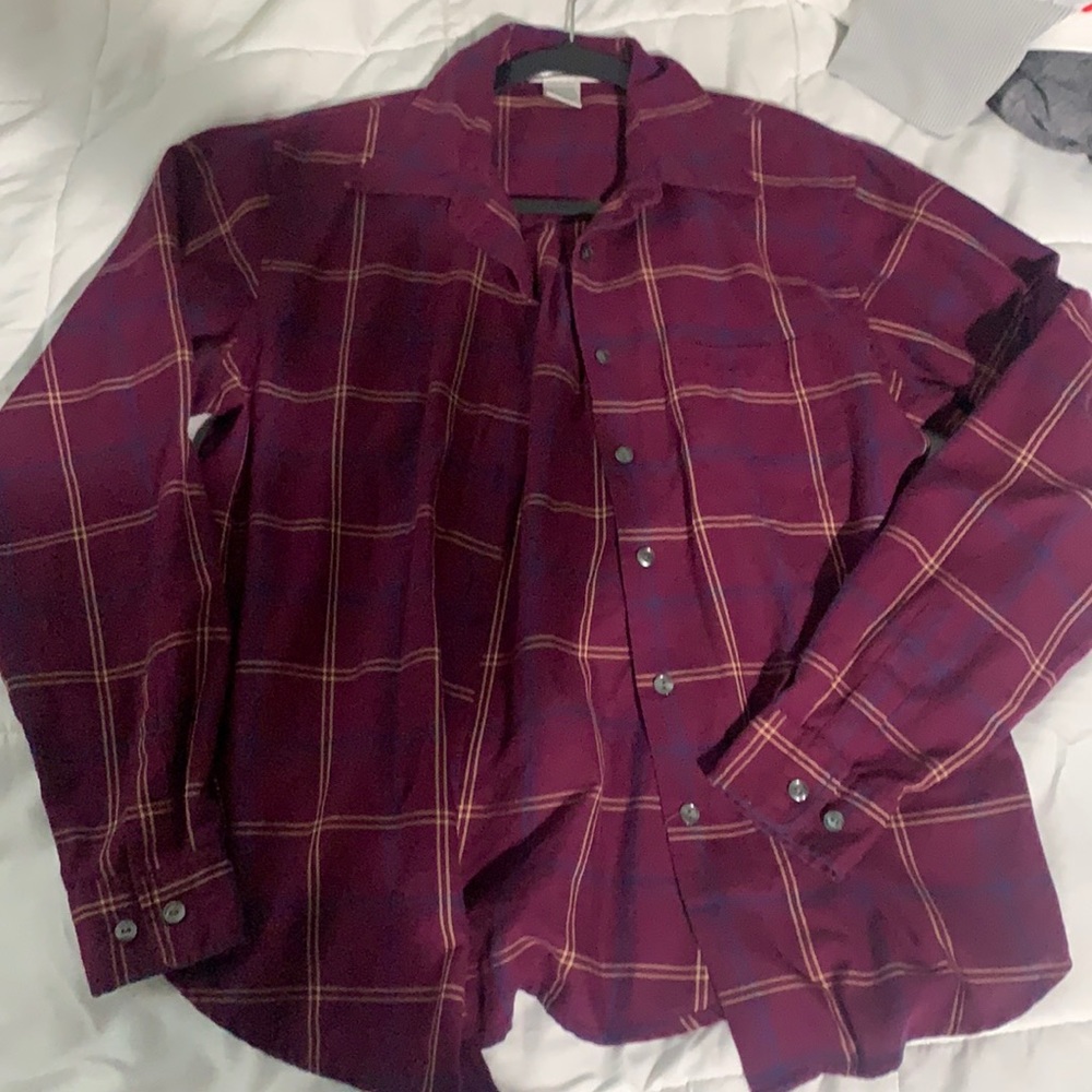 Burgundy flannel in a women size 8 I would say it’s a women’s small